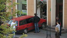 Automobilis įvažiavo į parduotuvės vitriną.