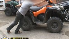 Jaunuoliai vogdavo ir keturračius.