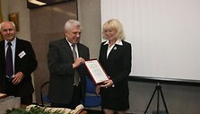 Apdovanojimą &scaron;vietimiečiams atsiėmė &Scaron;vietimo skyriaus vedėja L.Prižgintienė. 2010 m. spalio 11 d.