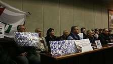 Protesto akcijos dalyviai į savivaldybės salę atsine&scaron;ė plakatų prie&scaron; jėgainės statybas.