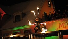 Per eglutės įžiebimo ceremoniją skambėjo kalėdinės melodijos, grojo LCC Tarptautinio universiteto varpelių ansamblis, pasirodė fakyrų grupė &bdquo;Viduramžių pasiuntiniai&ldquo;. 2010 m. gruodžio 4 d.