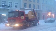 Pirmiausia pradėta vežti sniegą i&scaron; Klaipėdos senamiesčio. 2010 m. gruodžio 21 d.