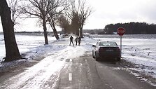 Jau sunkiai pravažiuojamas kelias ir ties Kintais. 