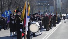 Ceremonijoje nusidriekė kareivių, pareigūnų rikiuotės. 2011 m. vasario 16 d.