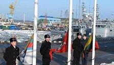 Buvo i&scaron;keltos Valstybinės, Karinių jūrų pajėgų ir Tvirtovės vėliavos. 2011 m. kovo 10 d.