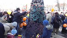 Klaipėdiečiai savo akmenis metė į skulptūrą. 2011 m. kovo 11 d.