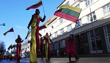 &Scaron;ventėje dalyvavo ir kojūkai, kurie žmonėms dalijo trispalves. 2011 m. kovo 11 d.