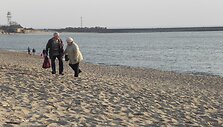Romanti&scaron;kas pasivaik&scaron;čiojimas už rankučių. 2011 m. balandžio 3 d.