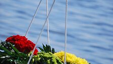 Į jūrą bud leidžiami vainikai.
