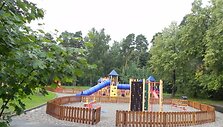 Parke įrengta moderni vaikų žaidimų aik&scaron;telė.