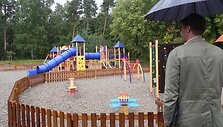 Parke įrengta moderni vaikų žaidimų aik&scaron;telė.