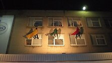 2009-aisiais renginyje pasirodė alpinistai, nusileidę kolegijos sienomis.