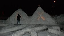 Pernai Laisvės gynėjų dienai skirtas paminklas buvo lipdomas i&scaron; sniego.