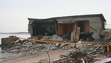 Jūros bangos buvo negailestingos žvejų nameliui, kuriame laikyti įvairiausi įrankiai žvejybai. 
