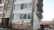 Bendrabučio prausyklos veikė prie pat galinės sienos. Nuolat permirkusiai sienai pernai ėmus byrėti, prausyklos buvo uždarytos. 