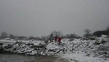 Žmonės drąsiai laipiojai net ir slidžiais griuvėsiais