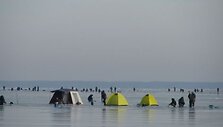Ant Kur&scaron;ių marių ledo, nepaisydami &scaron;alčio, įsikūrė žvejai.