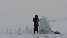 Kur&scaron;ių nerijoje artėjančiai &bdquo;Stintapūkio&ldquo; &scaron;ventei kuriamos ledo skulptūros. 