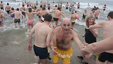 Būrys sveikuoliai drąsiai lipo į ledinį jūros vandenį. 