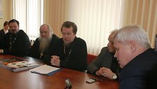 Moyklos vadovas popas (centre) Vladimiras Artamonovas 