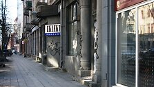 Klaipėdos savivaldybė naujomis taisyklėmis įpareigojo pastatų &scaron;eimininkus prižiūrėti savo turtą ir nuvalyti statinius darkančius užra&scaron;us. 