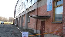 Klaipėdos futbolo mokyklos pastatas jau kelia pavojų praeiviams.