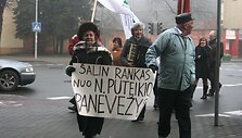 Į teismą Naglio Puteikio palaikytojai atėjo su plakatais ir armonikom.