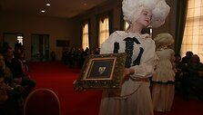 Klaipėdos teatralams įteiktas tradicinis apdovanojimas - &bdquo;Padėkos kaukė&ldquo;. Juvelyrikos miniatiūrą sukūrė Vidas Bizauskas.