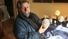 Vytautas Kusas meno kūriniams panaudojo a&scaron;tuonių pauk&scaron;čių rū&scaron;ių kiau&scaron;inius.