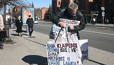 Į piketą Klaipėdoje kai kurie piketuotojai atsine&scaron;ė krūvas plakatų ir ilgai ie&scaron;kojo tinkamų &scaron;iam. 