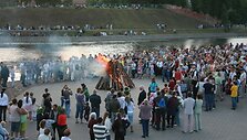 Ant Jonų kalno tradici&scaron;kai uždegtas Joninių laužas.
