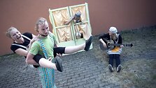 Klaipėdos lėlių teatras &scaron;vęsti Lietuvos tūkstantmečio kviečia drauge su me&scaron;kiuku Rudnosiuku. 