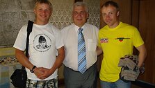 P.Paulionį (kairėje) bei M.Jovai&scaron;ą (de&scaron;inėje) i&scaron;lydėjęs meras Rimantas Tara&scaron;kevičius linkėjo visakeriopos sėkmės. 