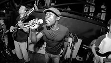 Tikrus &scaron;okius ant Dr.Who Terasos sukėlusio projekto &bdquo;Bob Marley Tribute" vokalistas bei muzikantai. 
