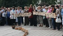 Klaipėdoje prie&scaron; numatytą taupymo programą mitinguojantys Žemaitijos pedagogai.