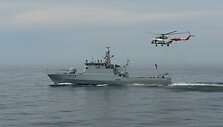 Karinių jūrų pajėgų patrulinio laivo "P11" darbas su paie&scaron;kos ir gelbėjimo sraigtasparniu.