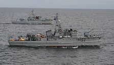 Prie&scaron;mininės kovos laivai M51 "Kur&scaron;is" ir M52 "Sūduvis" jūroje.