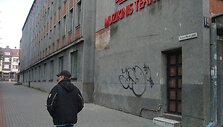 Vėjas nuo Muzikinio teatro pastato plė&scaron;ė tinką.