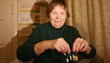 Tam, kad numegztų porą mažulyčių kojinaičių, S.Vinskontienei prireikia maždaug &scaron;e&scaron;ių valandų. 