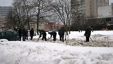 Paryžiaus komunos gatvėje žmonės talką pradėjo dar de&scaron;imtą ryto. 