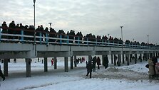 Ant Palangos tilto sustojo minios žmonių, tačiau sveikuolių maudynių taip ir nei&scaron;vydo.
