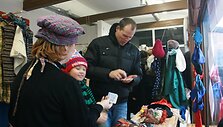 Krautuvėlėje populiarumu niekam nenusileido kaukės. 