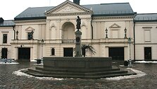 Taravos Anikė, tapusi Klaipėdos simboliu, slepia kelių &scaron;imtmečių istoriją. Jos mįslę bando įminti Antanas Stanevičius naujojoje knygoje &bdquo;Taravos Anikės mįslė&ldquo;. 