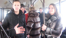 Studentų garsiai deklamuoti eilėra&scaron;čiai Klaipėdos visuomeniniame transporte sulaukė įvairiausių reakcijų.