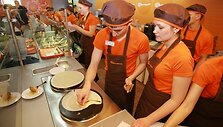 Konkursui, kurio metu paai&scaron;kės greičiausi blynų valgytojai Klaipėdoje, bus i&scaron;kepta 200 blynų. 