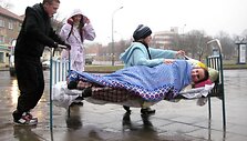 Studentai apie miego svarbą praeiviams bandė priminti tiesiog įsitaisę į lovą gatvėje. 