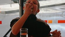 Vaikai per tris minutes turėjo suvalgyti kuo daugiau blynų. 