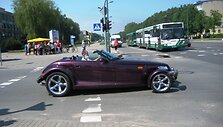 JAV gaminamas &bdquo;Plymouth Prowler&ldquo;, prie&scaron; kelias dienas i&scaron;riedėjęs į uostamiesčio gatves, viliojo praieivių žvilgsnius.