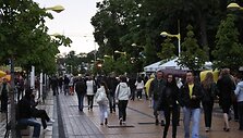 Lietingu oru poilsiautojai kursavo populiariuoju mar&scaron;rutu per J.Basanavičiaus gatvę.