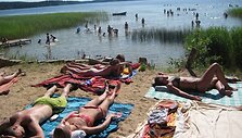 Platelių ežero krantinės &scaron;į ilgajį savaitgalį &ndash; nusėtos žmonių.